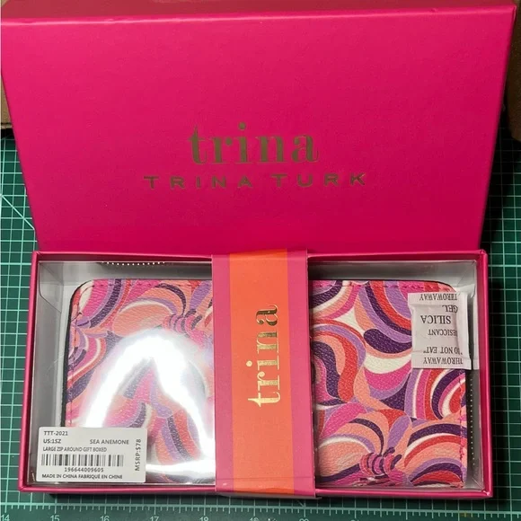 ❤️Trina Turk Wallet/ Wristlet NWT
Anemone Swirl Pattern Wallet in Pink &Purple - Picture 3 of 10